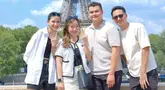 Kevin Menzel, kakak dari Sarah Menzel akhirnya melamar sang kekasih saat mereka sedang liburan di Paris. Momen lamaran tersebut juga disaksikan oleh Sarah dan Azriel Hermansyah. Sama-sama dilamar, Sarah dan Chintya Angelina pun pamer cincin bareng yang tersemat di jari manis masing-masing. (Liputan6.com/IG/@kvin_menzel)