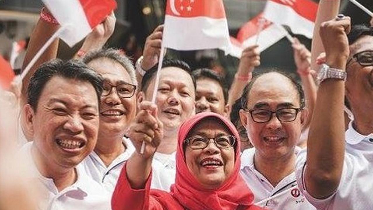 PHOTO: Gaya Blusukan Halimah Yacob, Perempuan Pertama yang Akan Jadi Presiden Singapura 