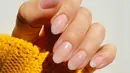 American manicure mirip dengan French manicure, namun ujung kuku lebih ringan. Tipe ini adalah cara yang bagus untuk membuat kuku terlihat lebih bersih dan sehat. Foto: Instagram.