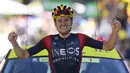 Pebalap tim Ineos Grenadiers, Thomas Pidcock melakukan selebrasi saat melintasi garis finis pada Stage 12 Tour de France 2022 yang menempuh rute sepanjang 165,1 km dari Briancon hingga L'Alpe-d'Huez, di Pegunungan Alpen, Prancis, Jumat (14/07/2022). (AP/Thibault Camus)