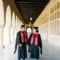Sama-sama merupakan lulusan Stanford, keduanya pun memutuskan untuk wisuda bersama. Keduanya pun foto bersama di sebuah lorong di Standford University mengenakan toga. Sepertinya Maudy Ayunda benar-benar menahan diri untuk tidak mengunggah foto ini hingga mereka menikah.  (instagram/maudyayunda)