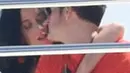 Seperti yang dilansir oleh Dailymail, Katy Perry dan Orlando Bloom saling mesra ketika berada di kapal pesiar. Katy dan Orlando sangat menikmati momen kebersamaan mereka. (viadailymail/Bintang.com)