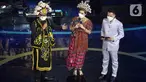 Menteri Pariwisata dan Eknomi Kreatif Sandiaga Salahuddin Uno (kiri) memberi sambutan pada Anugerah Desa Wisata Indonesia (ADWI) 2021 di Jakarta, Selasa malam (7/12/2021). ADWI 2021 yang diikuti 1.831 desa wisata bertajuk "Indonesia Bangkit”. (Liputan6.com/Fery Pradolo)