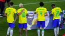 Para pemain Brasil Neymar (kedua kiri) bersama rekan setimnya memegang spanduk dukungan untuk Pele yang sedang sakit pada akhir pertandingan sepak bola babak 16 besar Piala Dunia 2022 antara Brasil dan Korea Selatan di Stadium 974, Doha, Qatar, 5 Desember 2022. (AP Photo/Darko Bandic)