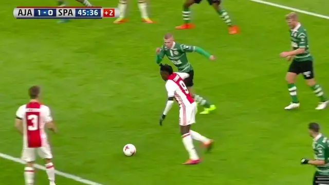 Bertrand Traore, striker muda Chelsea yang sedang dipinjamkan ke Ajax Amsterdam mencetak gol indah.