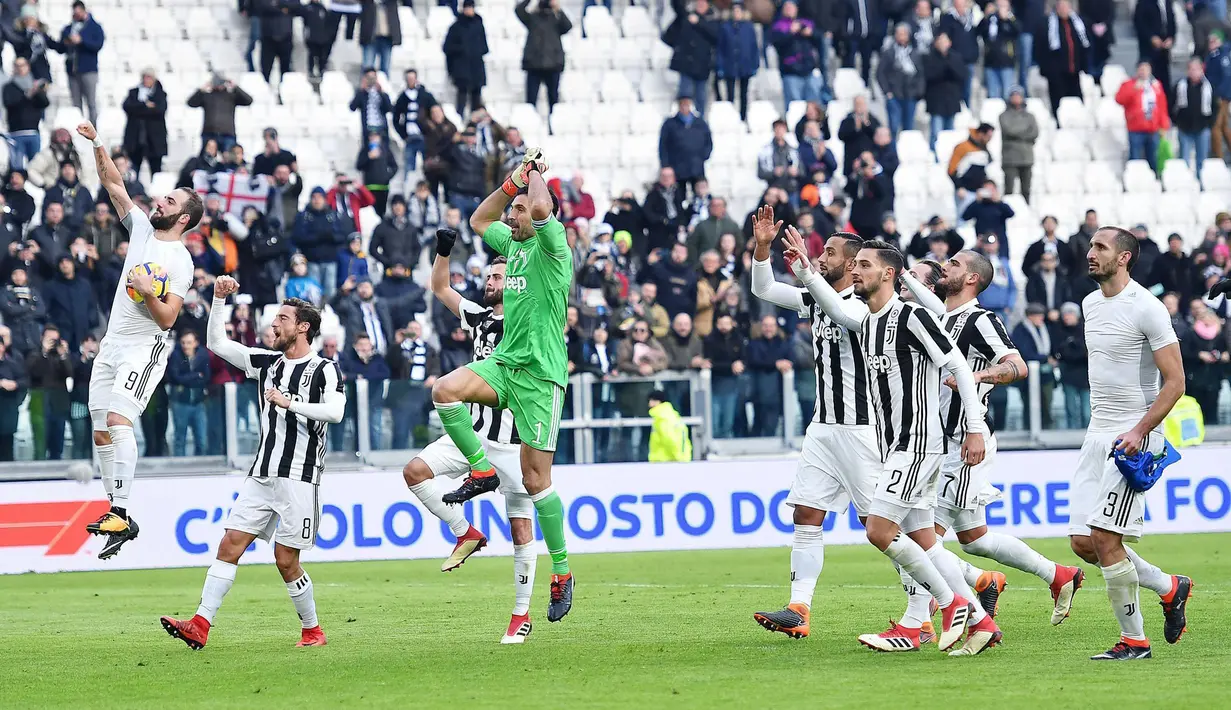 Pemain Juventus merayakan kemenangannya usai mengalahkan Sassuolo dalam pertandingan Liga Italia Serie A di Stadion Allianz di Turin, Italia (4/2). Juventus menang telak 7-0 atas Sassuolo pada pertandingan ke-23 Serie A.(Alessandro Di Marco / ANSA via AP)