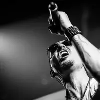 Simak di sini beberapa fakta menyedihkan di balik kematian Chester Bennington, vokalis Linkin Park.