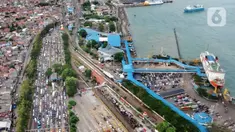 Pantauan udara kendaraan pemudik memadati Pelabuhan Merak, Banten, Jumat (29/4/2022). Para pemudik dari Pulau Jawa yang hendak menyeberang melalui pelabuhan tersebut harus rela terjebak kemacetan berjam-jam hingga bisa sampai masuk ke kapal. (Liputan6.com/Angga Yuniar)
