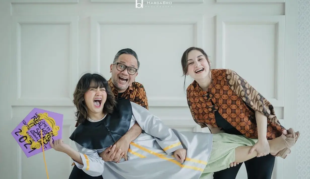 Potret Mima Shafa saat wisuda kelulusan SMA. (Instagram/@monaratuliu)