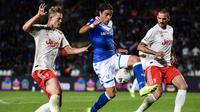 Dua pemain bertahan Juventus, Matthijs de Ligt dan Leonardo Bonucci, mengawal ketat penyerang Brescia, Alessandro Matri, pada laga pekan kelima Serie A di Stadio Mario Rigamonti, Selasa (24/9/2019) malam waktu setempat. (AFP/Marco Bertorello)