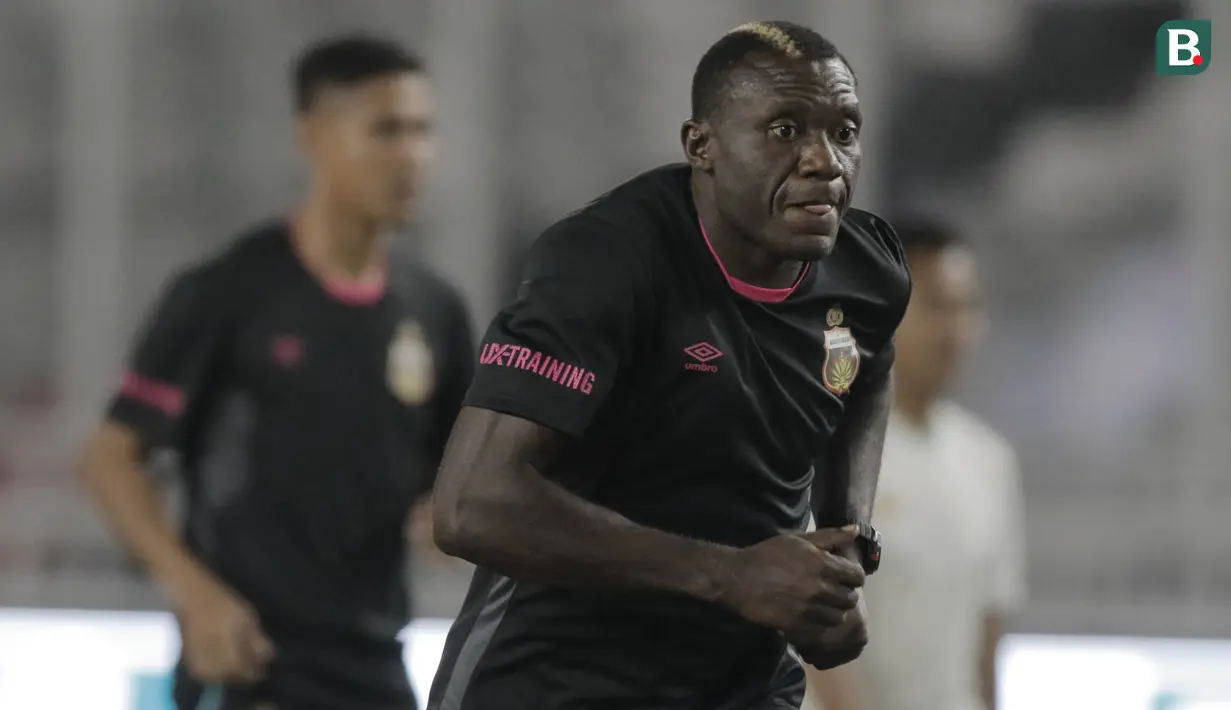 Striker Bhayangkara FC, Herman Dzumafo, saat latihan jelang laga perdana Liga 1 di SUGBK, Jakarta, Kamis (22/3/2018). Bhayangkara FC akan berhadapan dengan Persija. (Bola.com/M Iqbal Ichsan)