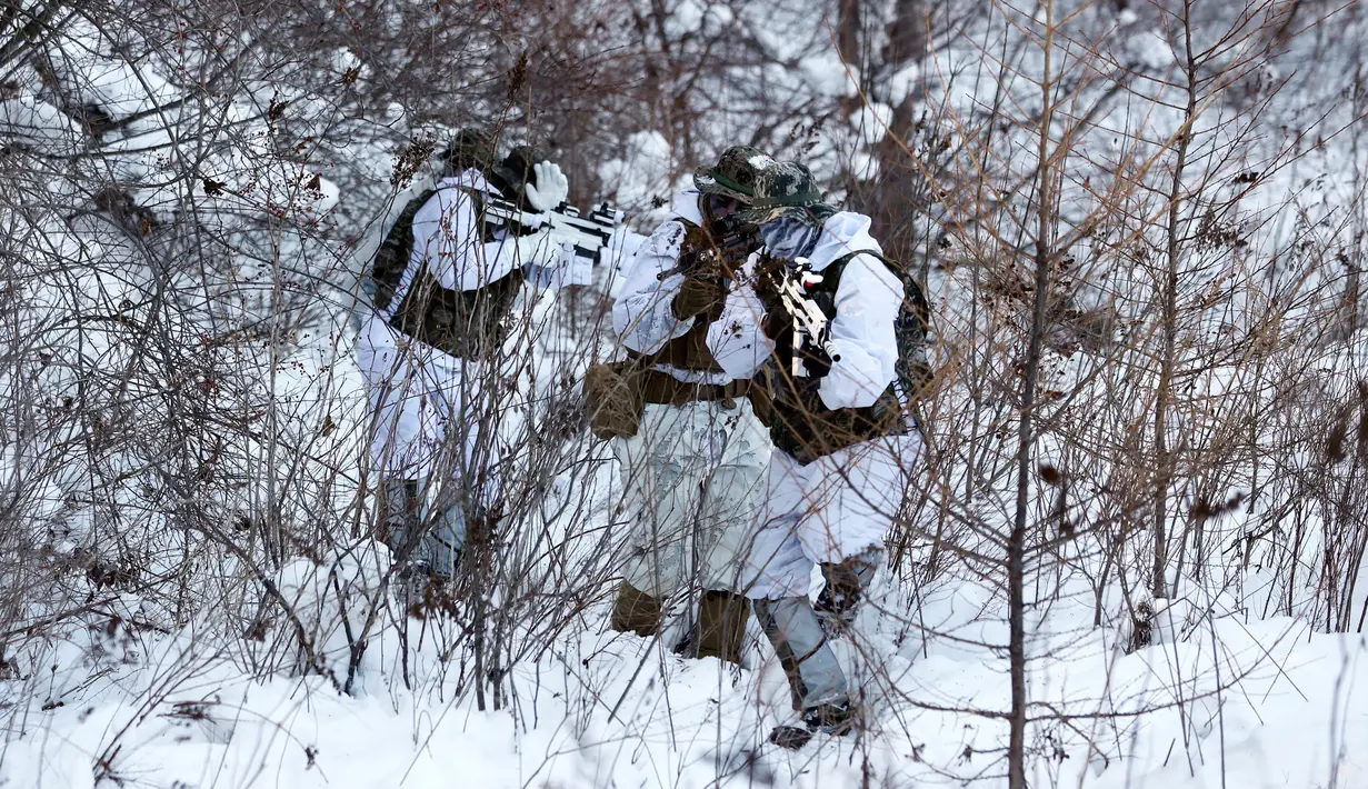 Tentara Korea Selatan dan AS berlatih misi pengintaian saat latihan musim dingin di Pyeongchang, Korea Selatan (24/1). Kegiatan ini bagian dari latihan gabungan musim dingin untuk meningkatkan kesiapan tempur AS dan Korea Selatan. (AP Photo/Lee Jin-man)