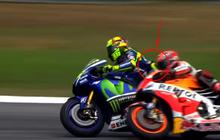 Video: Detik-detik Valentino Rossi tendang Marquez hingga jatuh