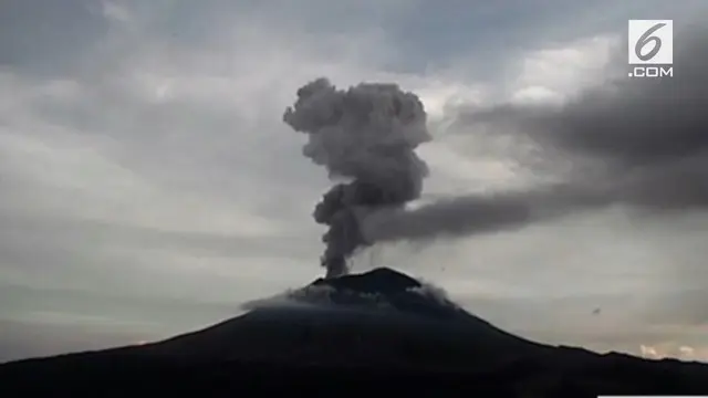 Gunung Api Popocatepetl di Meksiko kembali memuntahkan abu dan asap. Pemerintah Meksiko memerintahkan warga untuk waspada.