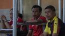 Pelatih Sriwijaya FC, Widodo C Putro, mengamati anak asuhnya saat uji coba melawan Pespa FC. Laskar Wong Kito sudah memastikan lolos dari babak grup dan kemungkinan akan menurunkan pemain cadangan pada laga terakhir. (Bola.com/Vitalis Yogi Trisna)