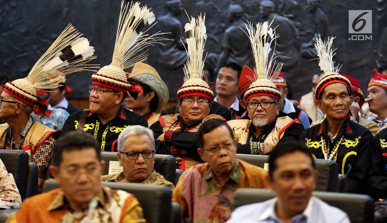 Masyarakat Kalimantan Utara memakai baju Adat Dayak saat berkunjung keDPD, di Kompleks Parlemen Senayan, Jakarta, Selasa (19/9). Mereka meminta dukungan kepada DPD untuk percepatan Daerah Otonomi Baru (DOB) Kabupaten Krayanyang.(Liputan6.com/Johan Tallo)