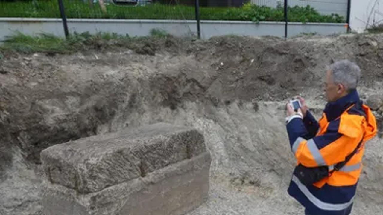 Sarkofagus atau peti mati batu tersebut memiliki tinggi sekitar 1,1 meter, panjang 1,6 meter, dan lebar 180 cm, dengan tutup seberat 318 kilogram dengan posisi diikat pasak besi yang disegel dengan timah.