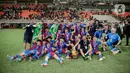 Para pemain Barcelona U-18 berpose untuk foto usai menjadi juara International Youth Championship (IYC) 2021 di Jakarta International Stadium (JIS), Jakarta, Selasa (19/4/2022). Barcelona U-18 juara IYC 2021 usai menang atas Altetico Madrid U-18. (Liputan6.com/Faizal Fanani)