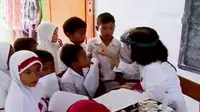 Warga menyambut gembira pengobatan gratis yang digelar FKUI dan Emtek. (Liputan 6 SCTV)