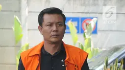 Tersangka mantan anggota DPRD Sumut, Muslim Simbolon tiba di gedung KPK, Jakarta, Rabu (10/10). Mereka diperiksa terkait kasus suap Pengesahan Perubahan APBD 2013, 2014 dan 2015 oleh mantan Gubernur Sumut Gatot Pujo Nugroho. (Merdeka.com/Dwi Narwoko)