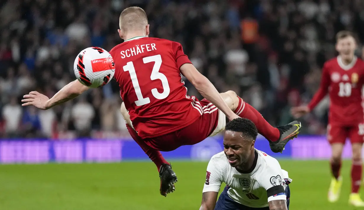 Gelandang Hongaria Andras Schafer bertabrakan dengan penyerang Inggris Raheem Sterling pada lanjutan Kualifikasi Piala Dunia 2022 Zona Eropa Grup I di Stadion Wembley, London, Rabu (13/10/2021) dini hari WIB. Inggris harus puas bermain imbang 1-1 saat menjamu Hongaria. (AP Photo/Kirsty Wigglesworth)