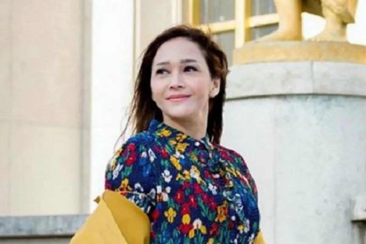 [Bintang] Tampil Vibrant, Intip 3 Gaya Maia Estianty Ketika Liburan di Paris