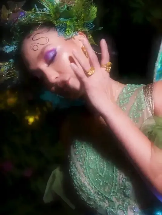 Penampilan Luna Maya itu pun langsung dibanjiri pujian netizen. [instagram/lunamaya]