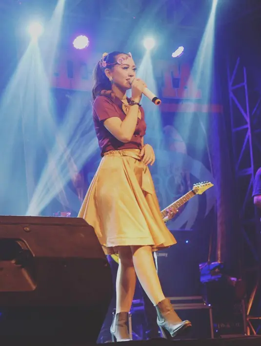 Meski terbilang baru di dunia hiburan Tanah Air, pesona pelantun lagu Dalan Liyane ini berhasil menyita perhatian publik. Maka tak heran saat di atas panggung, penampilan Happy Asmara dari ujung kaki hingga kepala selalu jadi sorotan. (Liputan6.com/IG/@happy_asmara77)