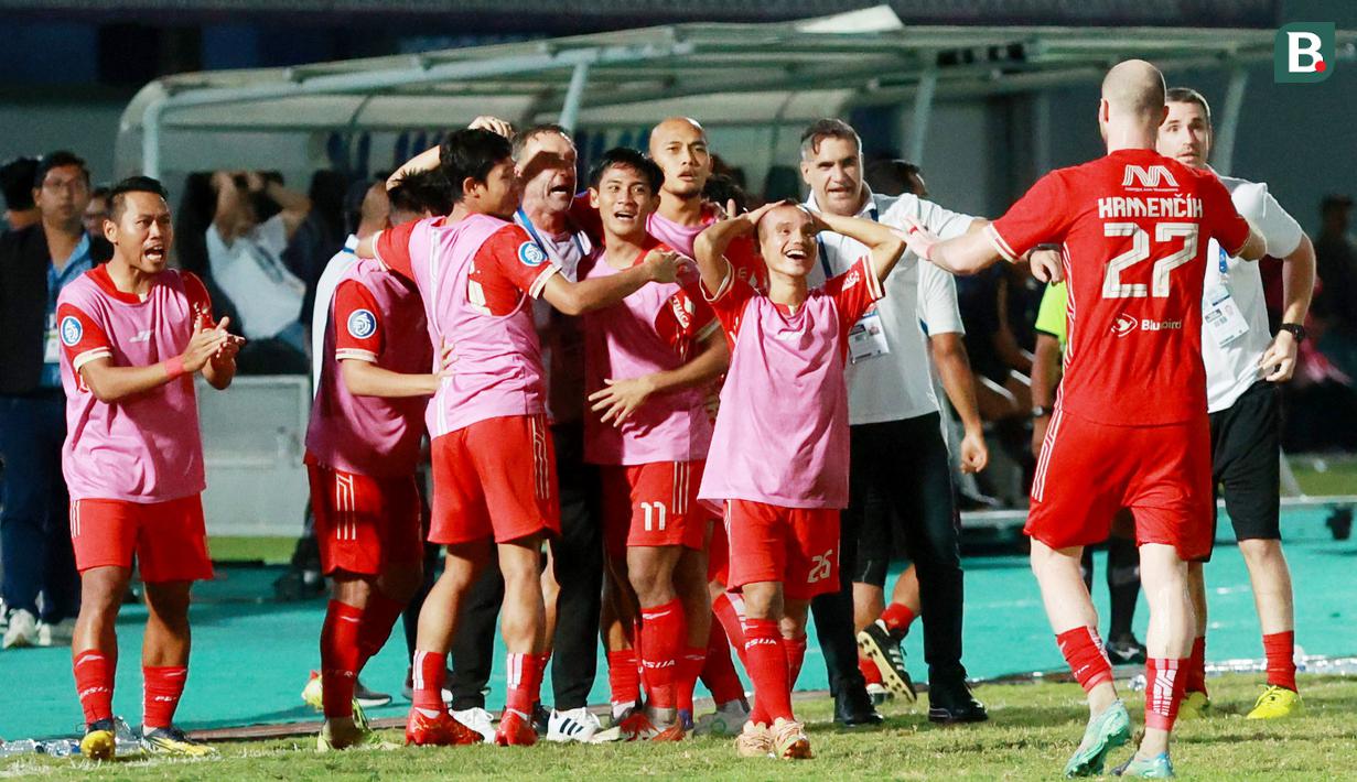 Pemain Persija Jakarta merayakan kemenangan atas Dewa United pada laga BRI Liga 1 di Stadion Indomilk Arena, Tangerang, Senin (10/4/2023). Persija menang dengan skor 1-0. (Bola.com/M Iqbal Ichsan)