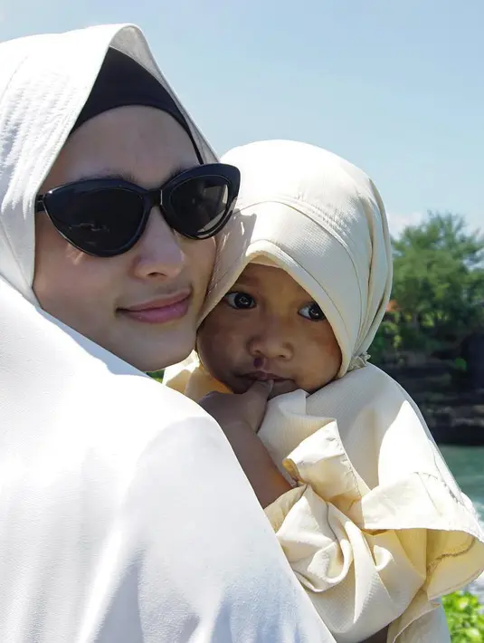 "eh eh... cantik... ta'aruf sanaa... ga boleh pacaran.... astaghfirullah.... ( itu org abis sholat aja bs tergoda ) hmmm... apalagi yg ga sholat... Namun kegalauan nya krn punya istri cantik skrg telah terobati, setelah kmrn inna memakai niqab," lanjutnya