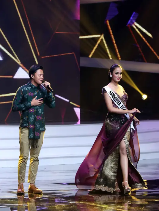 Pelantun ‘Kesempurnaan Cinta’ itu membawakan lagunya dengan apik didukung dengan balutan orchestra. (Foto: Nurwahyunan/Bintang.com)