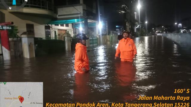 Hujan dengan intensitas tinggi yang mengguyur Kabupaten Tangerang Selatan, Provinsi Banten, pada Senin, (3/3/2025) malam menyebabkan banjir di lima kecamatan.