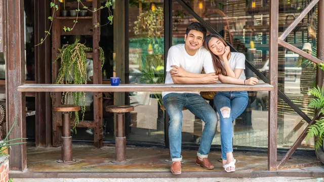 perempuan dan pasangan 6 mei