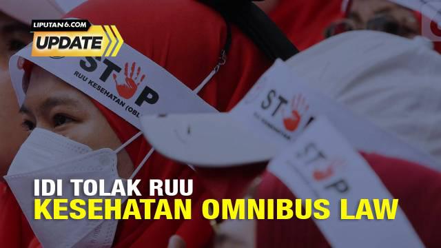 Dokter dan unsur tenaga kesehatan lainnya menggelar aksi damai penolakan RUU Kesehatan Omnibus Law pada Senin, 8 Mei 2023. Pasalnya, RUU ini dinilai berpotensi memperlemah perlindungan dan kepastian hukum bagi perawat dan masyarakat serta berpotensi ...