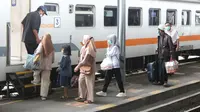 Penumpang kereta api di Stasiun Banyuwangi Kota bersiap menaiki kereta api (Istimewa)