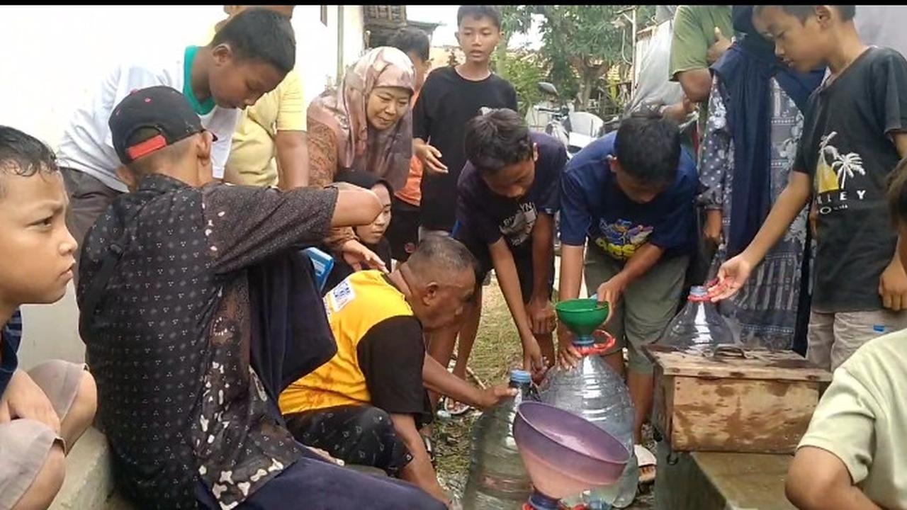 warga pekalongan berebut air 'keramat'