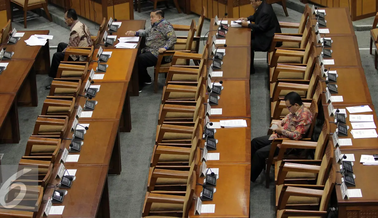 Sejumlah Anggota Dewan menghadiri rapat paripurna DPR di Komplek Parlemen Senayan, Jakarta, Selasa (28/6).  Sidang tersebut dihadiri 261 anggota DPR dari total 558 anggota. (Liputan6.com/Johan Tallo)
