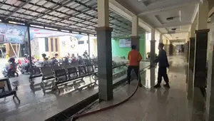 Potret Abu Anak Krakatau Tutupi Jalan hingga RS di Lampung