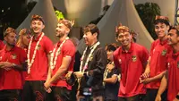 Timnas Indonesia dan Palestina menyapa masyarakat Surabaya dan sekitarnya dalam acara gala dinner dan meet & greet yang berlangsung di Balai Kota Surabaya, Minggu (11/6/2023). (Wahyu Pratama/Bola.com)