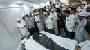 Umat muslim mendoakan jenazah KH Maimun Zubair atau Mbah Moen usai dimandikan di Masjid Muhajirin Khalidiyah, Makkah, Arab Saudi, Selasa (6/8/2019). Pimpinan Pondok Pesantren Al-Anwar Sarang tersebut meninggal dunia usai menunaikan salat subuh. (Liputan6.com/HO/Baharuddin/MCH)