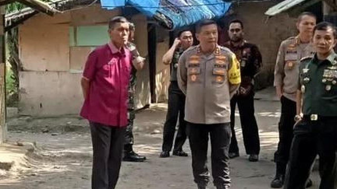 Seperti terlihat pada unggahan, lokasi penggerebekan atau TKP tampak dipenuhi oleh bilik-bilik berterpal. <br>