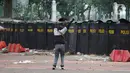 Pengunjuk rasa terlibat bentrok dengan polisi di Jalan Medan Merdeka Timur, Jakarta, Kamis (8/10/2020). Bentrokan terjadi akibat massa yang memaksa masuk ke depan Istana Negara untuk berunjuk rasa terkait penolakan UU Cipta Kerja. (Liputan6.com/Immanuel Antonius)