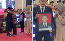 Momen Haru Orang Tua Gantikan Putra Tunggalnya Wisuda di UMP, Sang Anak Berpulang karena Sakit