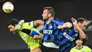 Gelandang Inter Milan, Roberto Gagliardini, berebut bola dengan penyerang Getafe, Enric Gallego, pada laga 16 besar Liga Europa 2019/2020 di Veltins Arena, Kamis (6/8/2020) dini hari WIB. Inter Milan menang 2-0 atas Getafe. (AFP/ Ina Fassbender/various sources)