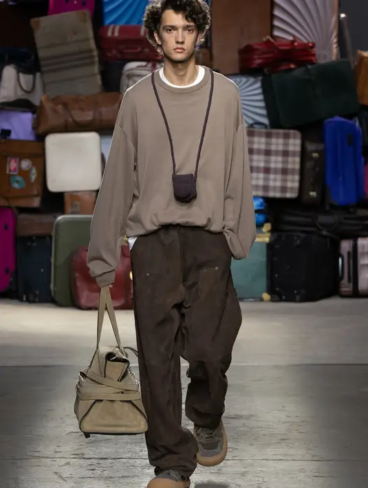 Intinya, koleksi ini bicara tentang kebebasan berekspresi melalui pakaianmu. [Foto: Document/Moschino]