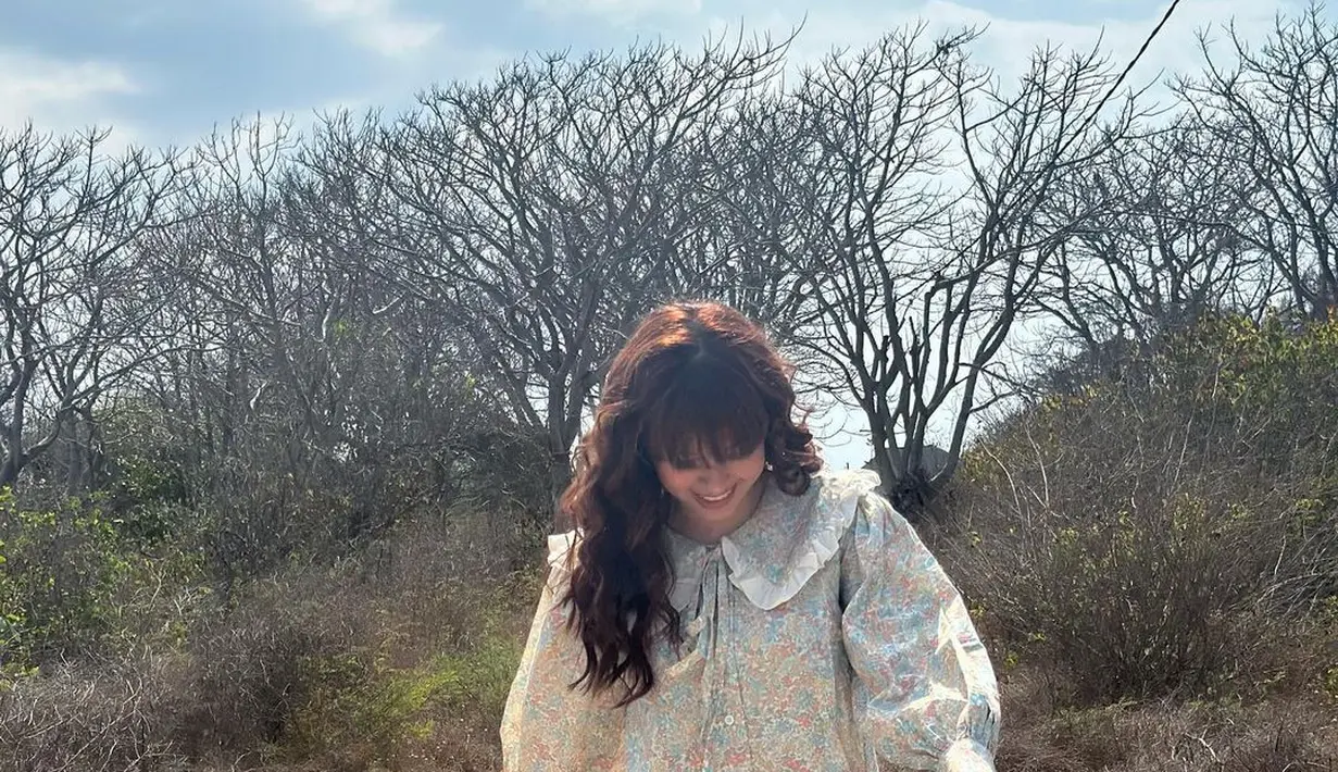 Ia menguatkan diri dengan konsultasi dan terapi. Kin ia mencoba bangkit dan tersenyum lagi. [Instagram/rklopperr]