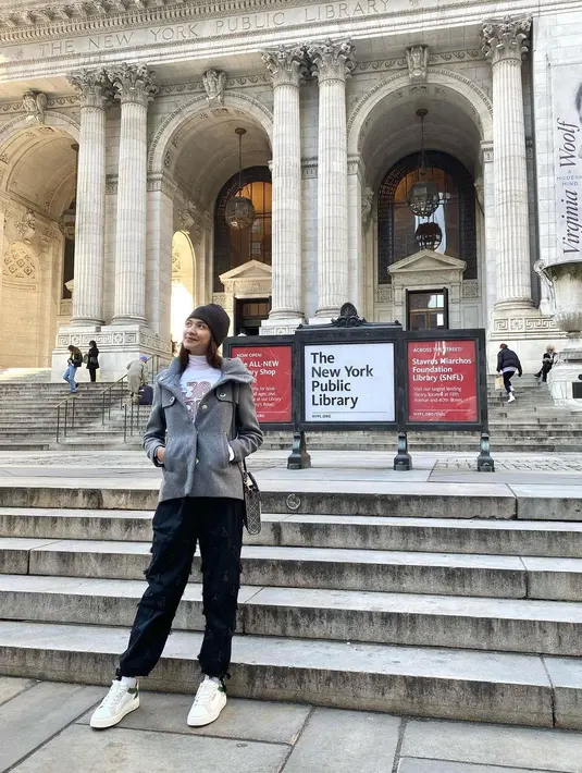 Dan Mikha memakai kaus kerah tinggi serta beanie hat untuk tetap hangat. [@miktambayong]