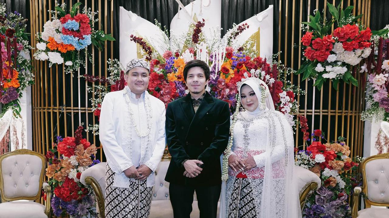 7 Potret Atta Halilintar Jadi Saksi Nikah Karyawannya, Tampil Formal - Disebut Lebih Ganteng Tanpa Kacamata Hitam