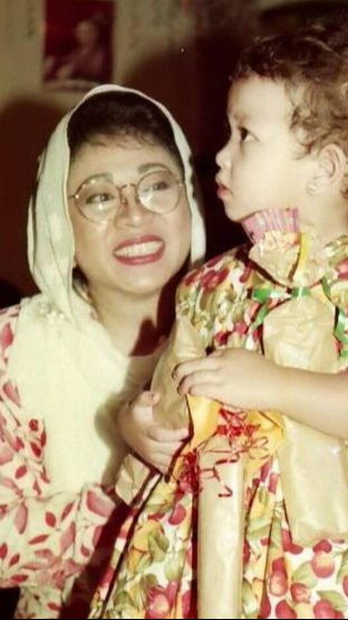 Setelah Annisa dan Ari Sigit bercerai, Danvy Rukmana dirawat Tutut Soeharto. Begini potret akrab Danvy dan putri pertama Soeharto.