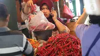 Aktivitas perdagangan cabai di Pasar Senen, Jakarta, Selasa (14/1/2020). Pada musim penghujan tahun ini harga berbagai macam cabai di pasar tersebut  meroket dari hanya Rp20 ribu per kilogram naik hampir mencapai Rp80 ribu. (Liputan6.com/Angga Yuniar)
